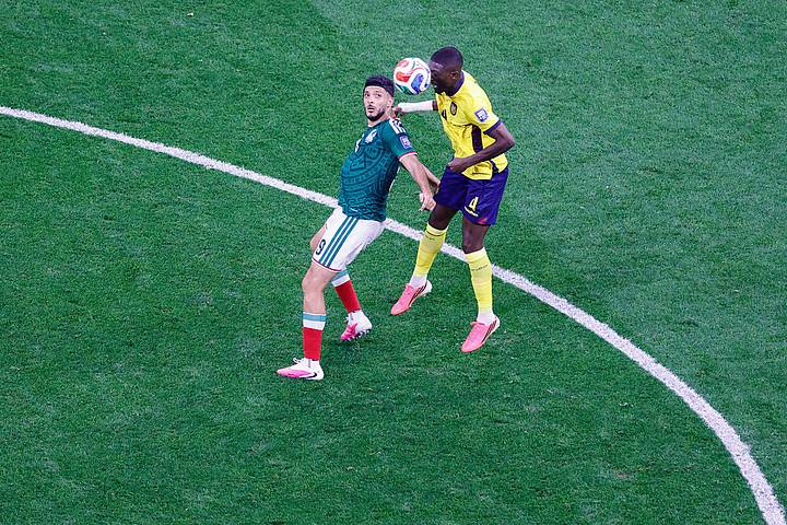 jimenez battles for ball คิเมเนซแย่งบอล