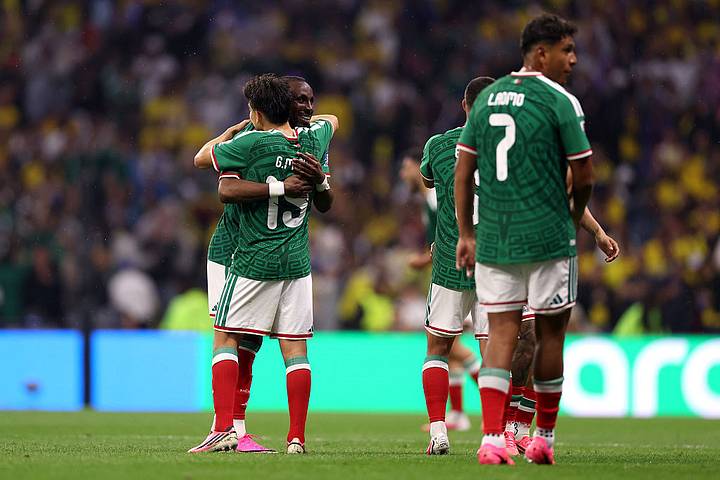 Mora hugging Quinones โมราโอบกิโญเนส