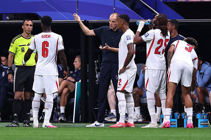 England players with Thomas Tuchel นักเตะอังกฤษกับ โทมัส ทูเคิล