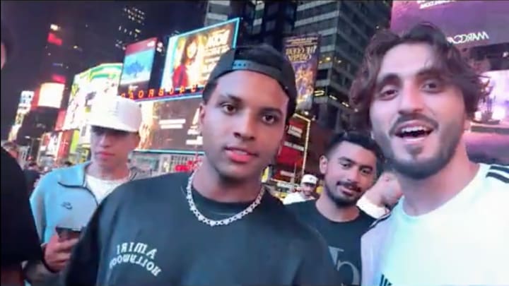 Rodrygo (center) was asked by fans about his Real Madrid future.