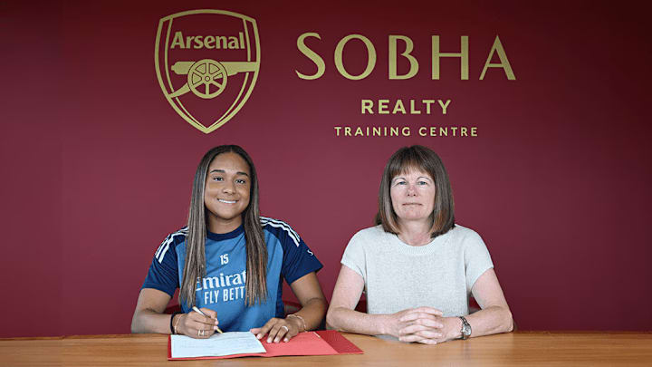 Olivia Smith joins Arsenal.