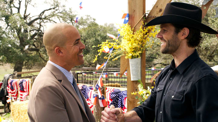 Walker -- “It Writes Itself” -- Image Number: WLK317fg_0003r -- Pictured (L-R): Coby Bell as Captain Larry James and Jared Padalecki as Cordell Walker -- Photo: The CW -- © 2023 The CW Network, LLC. All Rights Reserved.