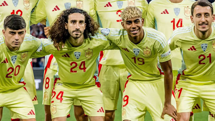 Marc Cucurella (centro, izquierda) y Lamine Yamal (centro, derecha) han jugado 14 veces juntos con la selección española.