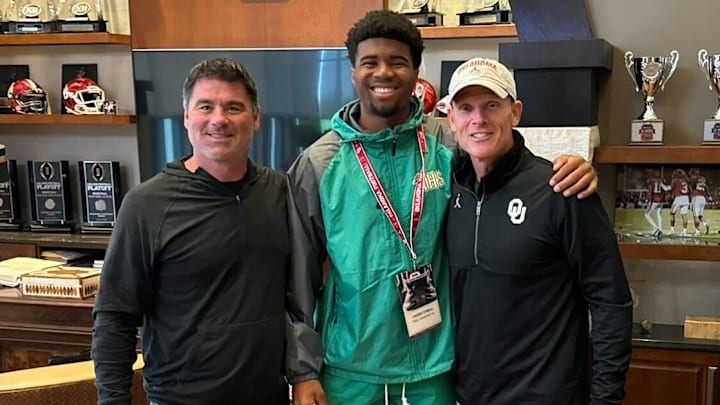 Jaden O'Neal, 2026 quarterback recruit, has 10 finalists, UW included.