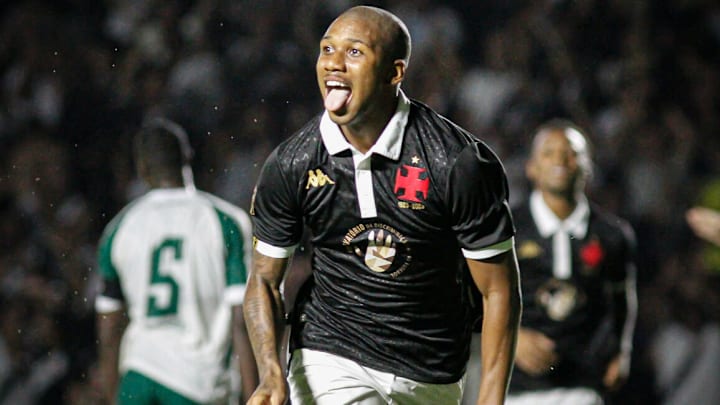 Leandrinho marcou o primeiro gol dele como profissional