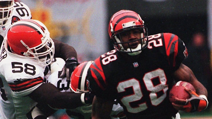 Text: 1999.1212.13.Dillon- Cincinati Bengals Corey Dillon turn a corner in the second qt of play with the Cleveland Browns. Dillon had 192 yard on the day and went over a thousand yard for the year.C-E photo by Ernest Coleman for sports.

Text 1999 1212 13 Dillon Cincinati Bengals Corey Dillon Turn A Corner In The Second Qt Of Play With The Cleveland Browns Dillon Had 192 Yard On The Day And Went Over A Thousand Yard For The Year C E Photo By Ernest Coleman For Sports