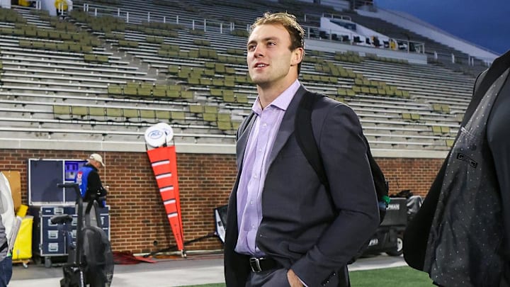 Nov 25, 2023; Atlanta, Georgia, USA; Georgia Bulldogs tight end Brock Bowers (19) walks into Bobby Dodd Stadium at Hyundai Field before a game against the Georgia Tech Yellow Jackets. Mandatory Credit: Brett Davis-Imagn Images
Nov 25, 2023; Atlanta, Georgia, USA; Georgia Bulldogs tight end Brock Bowers (19) walks into Bobby Dodd Stadium at Hyundai Field before a game against the Georgia Tech Yellow Jackets. Mandatory Credit: Brett Davis-Imagn Images
