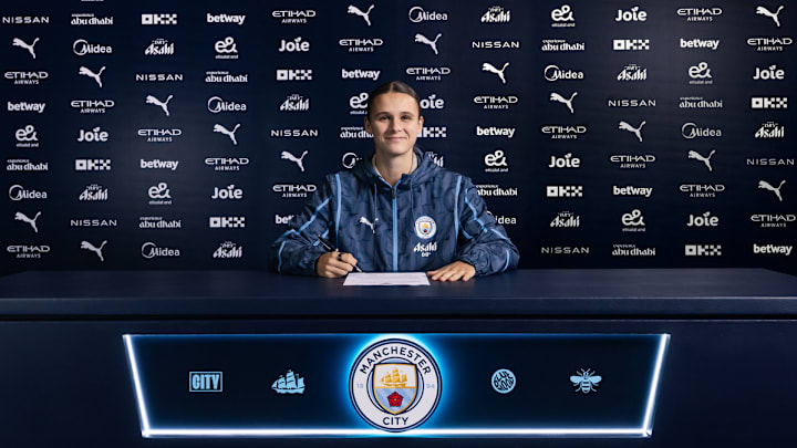 Manchester City defender Kerstin Casparij has signed a new contract with the club