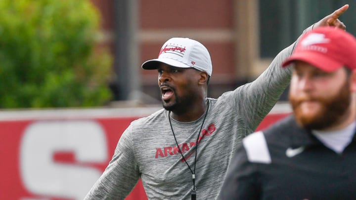 Arkansas Razorbacks defensive coordinator Travis Williams instructs unit during practice. CREDIT: Andy Hodges/allHOGS Media