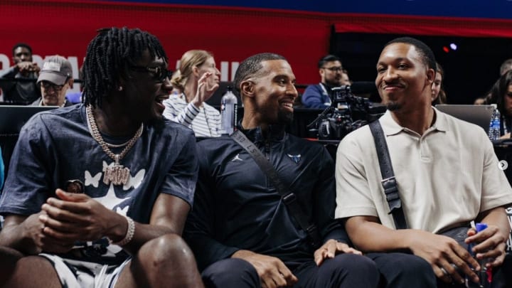 Mark Williams, Grant Williams, and Charles Lee hanging courtside.