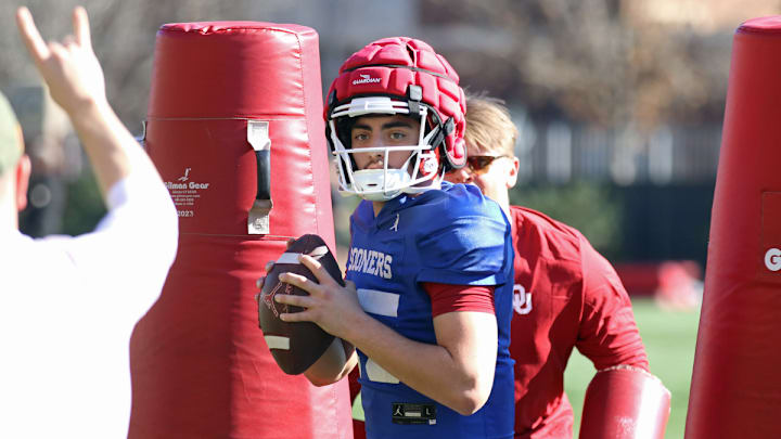 Oklahoma quarterback Jett Niu