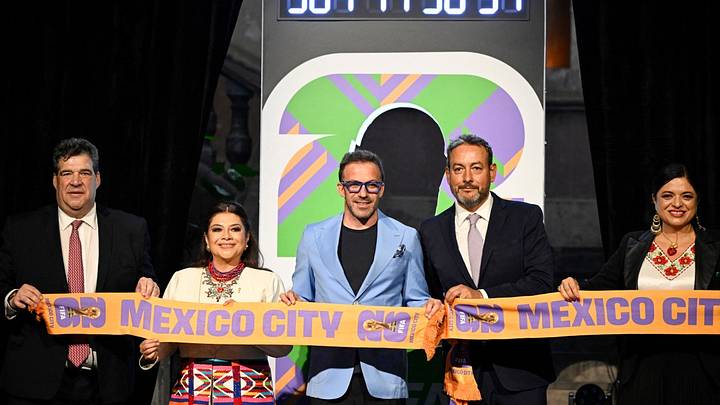 Alessandro del Piero junto a Clara Brugada, en la inauguración del reloj de la cuenta regresiva del Mundial 2026. Alessandro del Piero junto a Clara Brugada, en la inauguración del reloj de la cuenta regresiva del Mundial 2026.