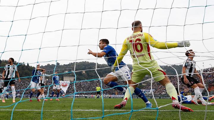 Marc-Oliver Kempf celebra el primer gol del Como frente a la Juventus, a la que derrotaron 2-0, en Italia.