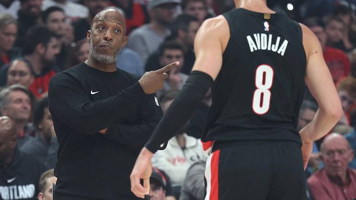 Chauncey Billups, entrenador de Portland y miembro del Salón de la Fama, está señalado como parte de una amplia empresa criminal que envuelve a la NBA y a La Cosa Nostra. Chauncey Billups, entrenador de Portland y miembro del Salón de la Fama, está señalado como parte de una amplia empresa criminal que envuelve a la NBA y a La Cosa Nostra.