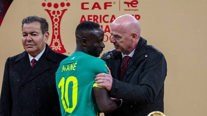 Gianni Infantino, presidente de la FIFA, felicita a Sadio Mané tras la victoria de Senegal. Gianni Infantino, presidente de la FIFA, felicita a Sadio Mané tras la victoria de Senegal.