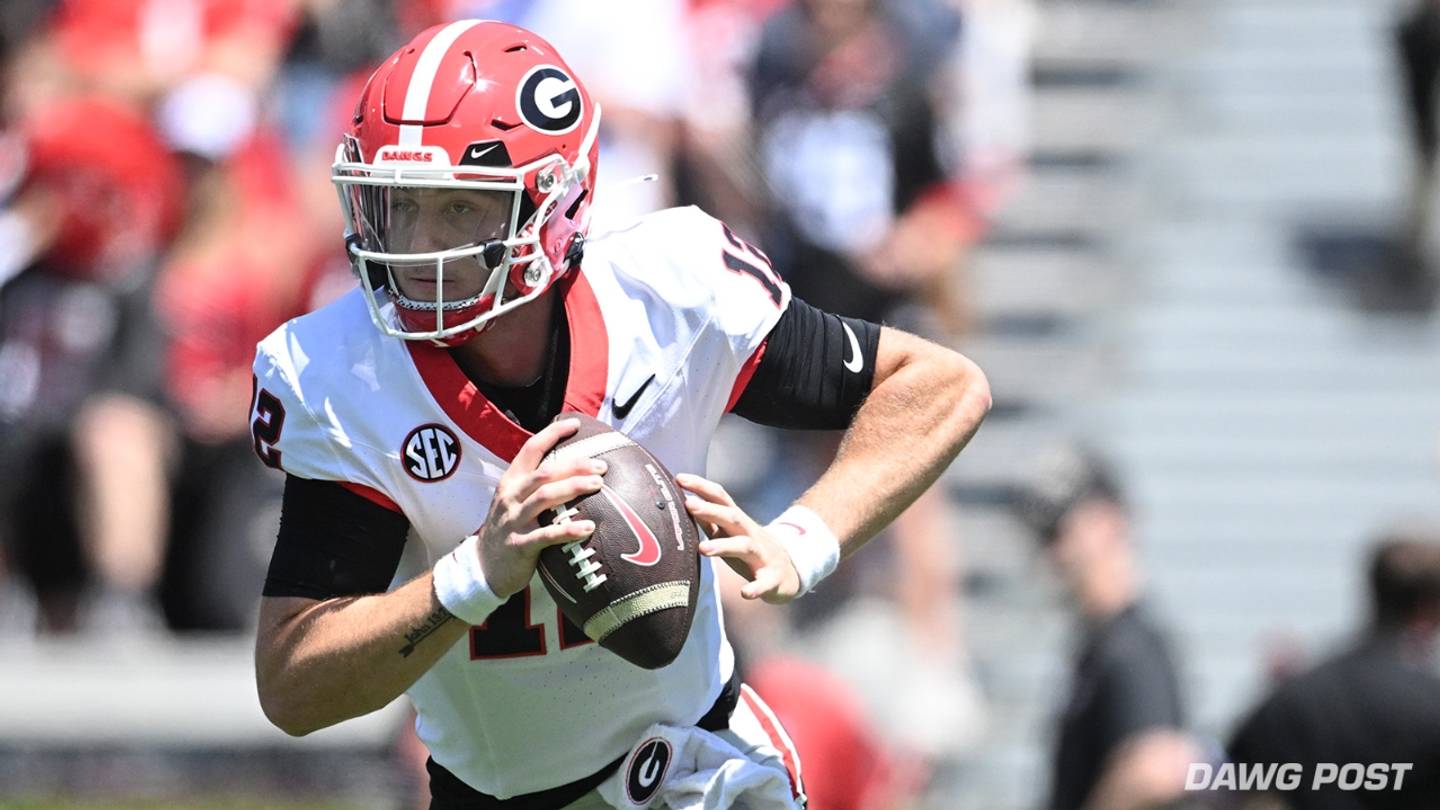Squadra UGA in campo contro Western Kentucky, attacco e difesa in azione