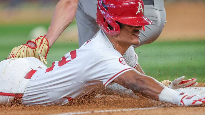Arkansas Razorbacks second baseman Kuhio Aloy