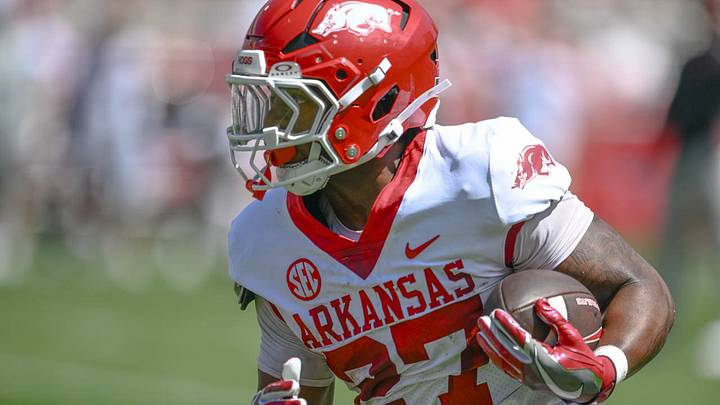 Arkansas Razorbacks running back Cam Settles. Arkansas Razorbacks running back Cam Settles.