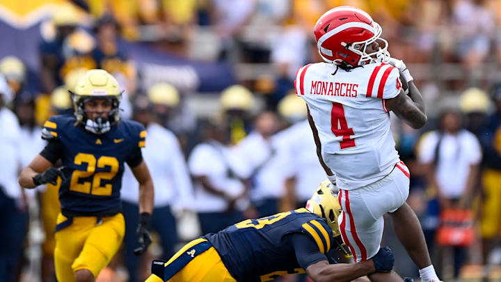 Mater Dei's Kayden Dixon Wyatt hauls in a reception against St. Thomas Aquinas at the 2025 Broward County National Football Showcase. Mater Dei travels to Bishop Gorman in national showdown on Friday. 