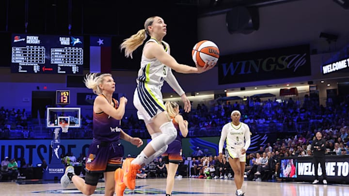 Paige Bueckers paid homage to LeBron James after this basket. 