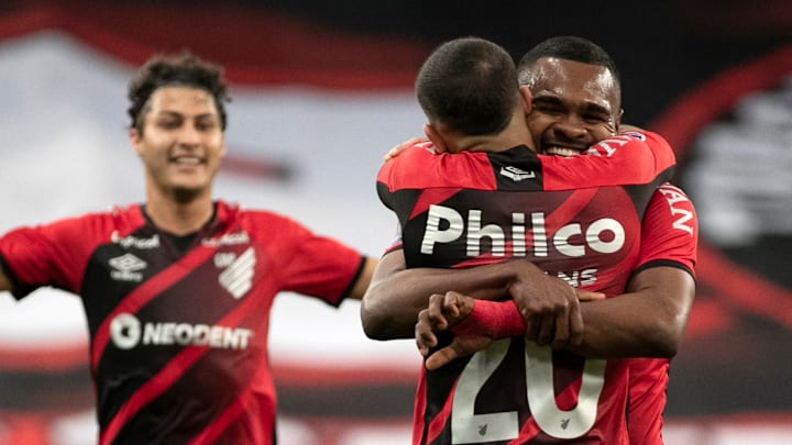 Nikão e Terans estão pendurados, mas nenhum jogador está suspenso no Furacão