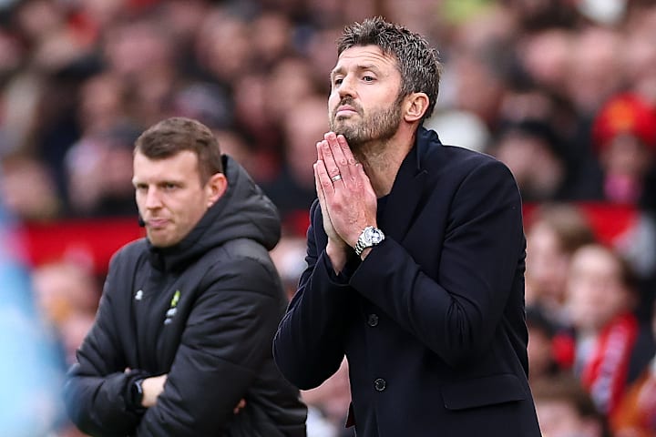 迈克尔·卡里克在场边显得担忧。 迈克尔·卡里克在场边显得担忧。