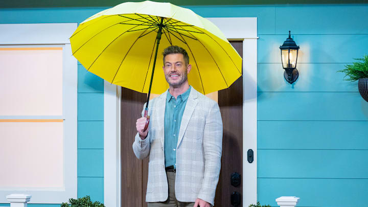 Host Jesse Palmer presents the Tea Party Petit Fours challenge, Spring Baking Championship Season 10 episode 7