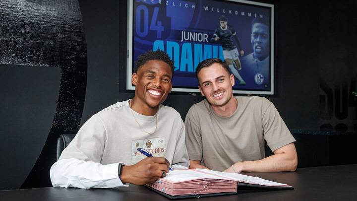 Junior Adamu hat auf Schalke unterschrieben Junior Adamu hat auf Schalke unterschrieben