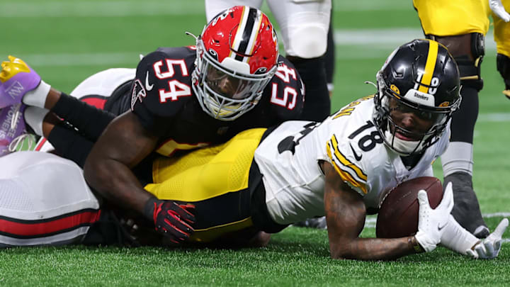 Rashaan Evans taking down Diontae Johnson in a 2022 game against the Pittsburgh Steelers.