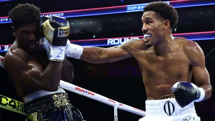 Landing a strong right hook against Sena Agbeko, Osley Iglesias guarantees his second round victory Landing a strong right hook against Sena Agbeko, Osley Iglesias guarantees his second round victory