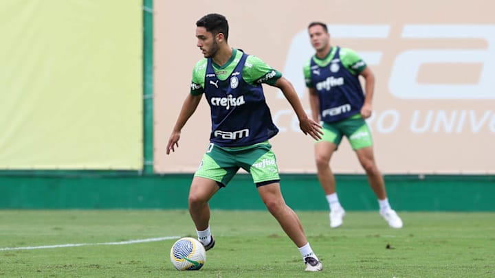 Figueiredo, da base alviverde, vem treinando junto aos profissionais