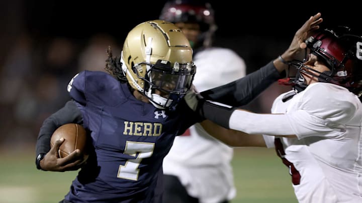 Elk Grove senior WR-DB Jeremiah Williams (7) in game vs. Laguna Creek on Oct. 11, 2024. Elk Grove hosts Kimball in a first-round playoff game on Nov. 8.