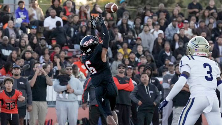 Pittsburg junior Daveon Wilson goes high to catch a pass. Pittsburg junior Daveon Wilson goes high to catch a pass.