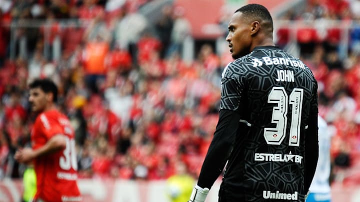 John, herói no meio de semana, voltou a brilhar pelo Inter