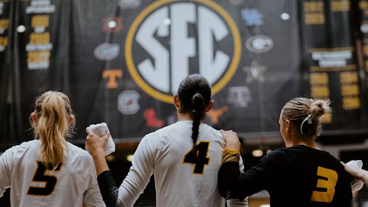 Jordan Iliff stands with Maya Sands and Vivian Parker before a match.