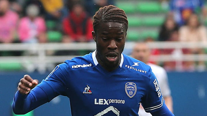 Iké Ugbo a rejoint l'ESTAC