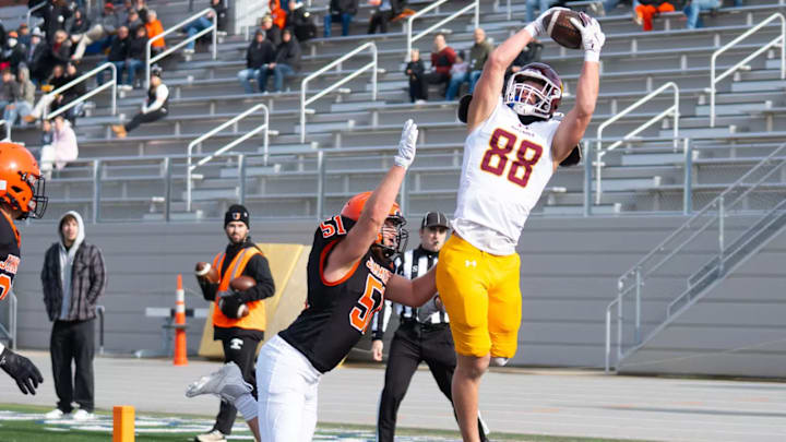 Luke Dehnicke leaping for a catch for Minnesota-Duluth.