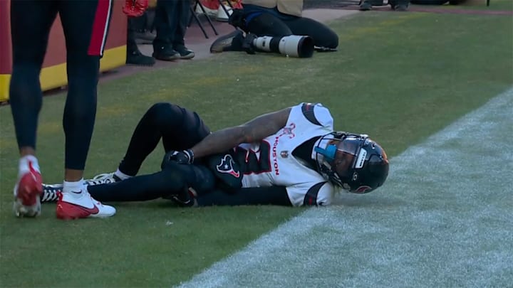Dell suffered a knee injury while making a 30-yard touchdown catch in the third quarter.