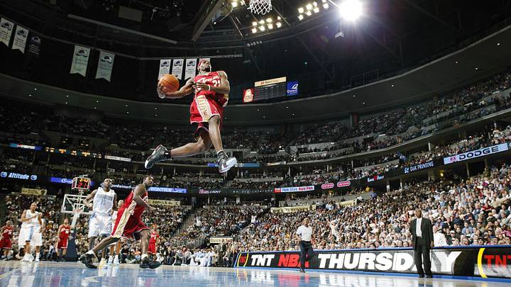 LeBron James vuela para clavar el balón en la canasta, en el juego de los Cleveland Cavaliers ante los Denver Nuggets. LeBron James vuela para clavar el balón en la canasta, en el juego de los Cleveland Cavaliers ante los Denver Nuggets.