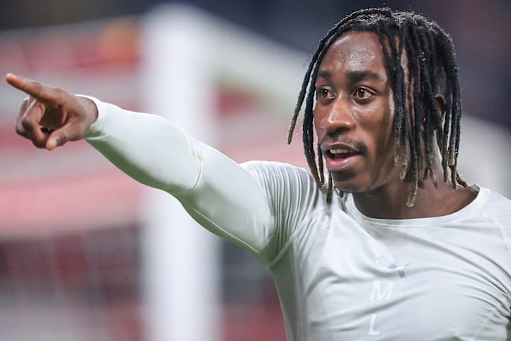 扬·迪奥曼德做出指向动作。