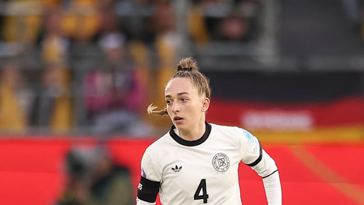 Nationalspielerin Kleinherne: Bessere Chancen auf Champions League in Wolfsburg?