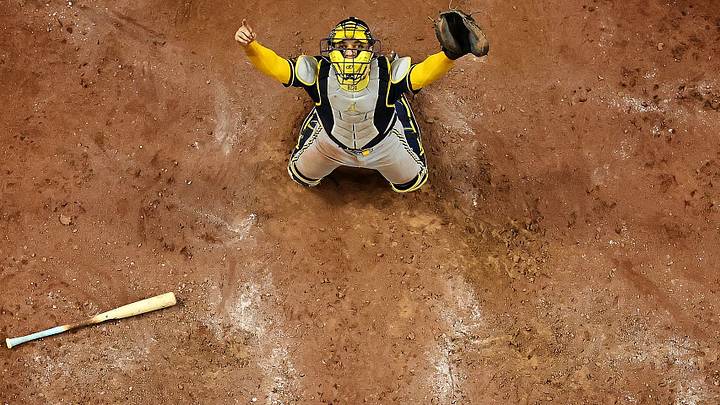 William Contreras, MVP de la Serie Mundial, celebra tras el último out. 