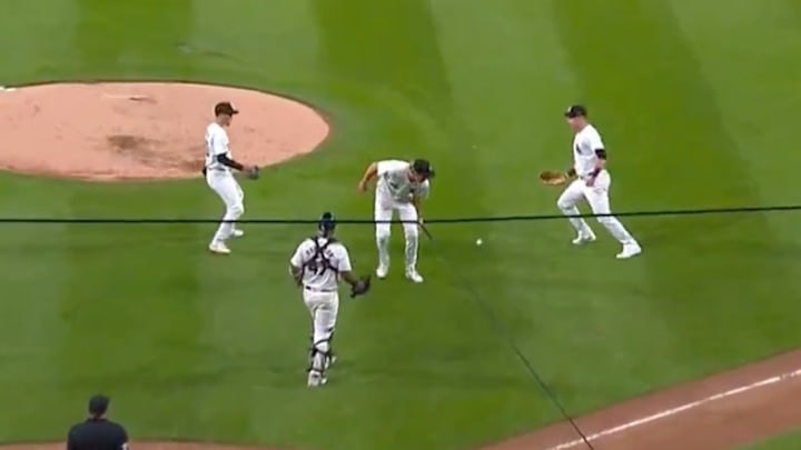 The Chicago White Sox misplay a fly ball.