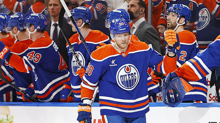 The Edmonton Oilers celebrate a goal scored by forward Corey Perry (90)