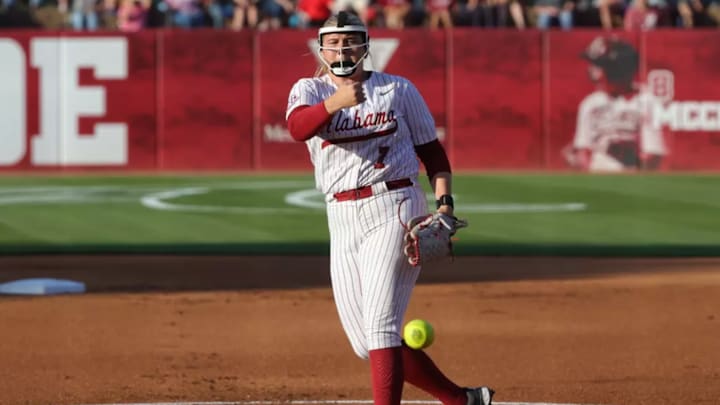  Alabama Softball Player Catelyn Riley (7) in action before the game against Oklahoma at Rhoads Stadium in Tuscaloosa, AL on Monday, Apr 14, 2025.