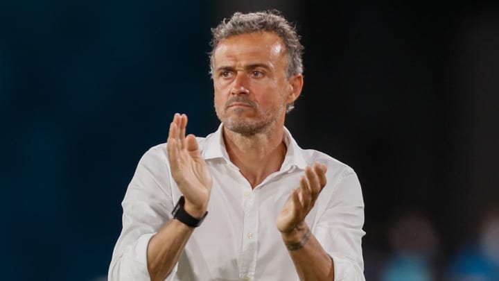 Luis Enrique a coché le nom d'un milieu défensif.