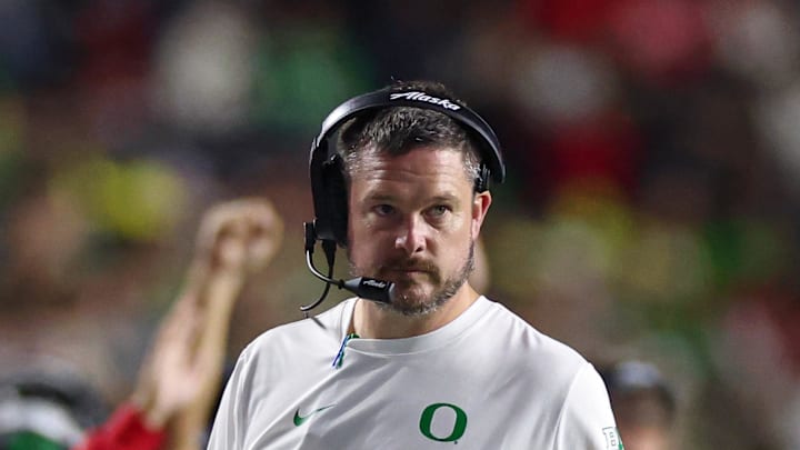 Oct 18, 2025; Piscataway, New Jersey, USA; Oregon Ducks head coach Dan Lanning looks on during the first half against the Rutgers Scarlet Knights at SHI Stadium. Mandatory Credit: Vincent Carchietta-Imagn Images Oct 18, 2025; Piscataway, New Jersey, USA; Oregon Ducks head coach Dan Lanning looks on during the first half against the Rutgers Scarlet Knights at SHI Stadium. Mandatory Credit: Vincent Carchietta-Imagn Images