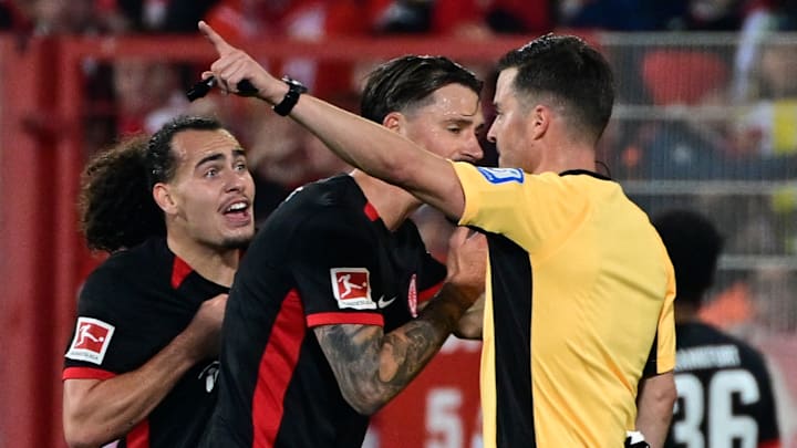 Die Rote Karte für Arthur Theate (links) beim Spiel von Eintracht Frankfurt gegen Union Berlin hatte für Diskussionen gesorgt. 