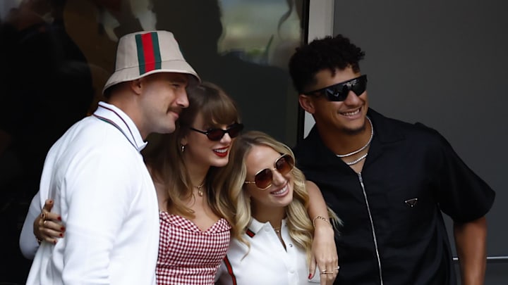 Sep 8, 2024; Flushing, NY, USA; Recording artist Taylor Swift and Kansas City Chiefs tight end Travis Kelce and Kansas City Chiefs quarterback Patrick Mahomes and Brittany Mahomes look on in the men’s singles final of the 2024 U.S. Open tennis tournament at USTA Billie Jean King National Tennis Center at Louis Armstrong Stadium. Mandatory Credit: Mike Frey-Imagn Images Sep 8, 2024; Flushing, NY, USA; Recording artist Taylor Swift and Kansas City Chiefs tight end Travis Kelce and Kansas City Chiefs quarterback Patrick Mahomes and Brittany Mahomes look on in the men’s singles final of the 2024 U.S. Open tennis tournament at USTA Billie Jean King National Tennis Center at Louis Armstrong Stadium. Mandatory Credit: Mike Frey-Imagn Images