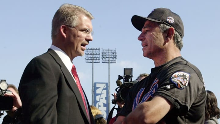 Bobby Valentine (R), manager of the National Leagu